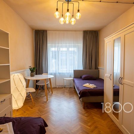 1800 By Vince Stay - Private Rooms In Town Hall Square Tartu Ngoại thất bức ảnh