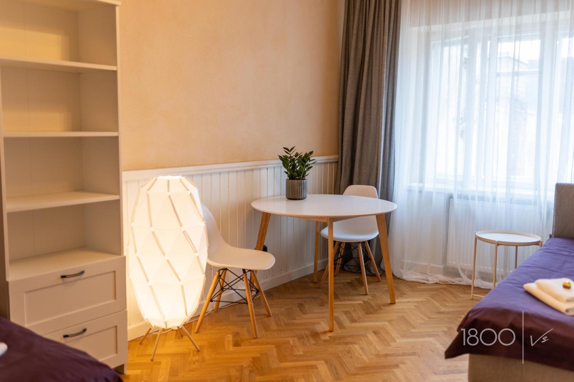 1800 By Vince Stay - Private Rooms In Town Hall Square Tartu Ngoại thất bức ảnh
