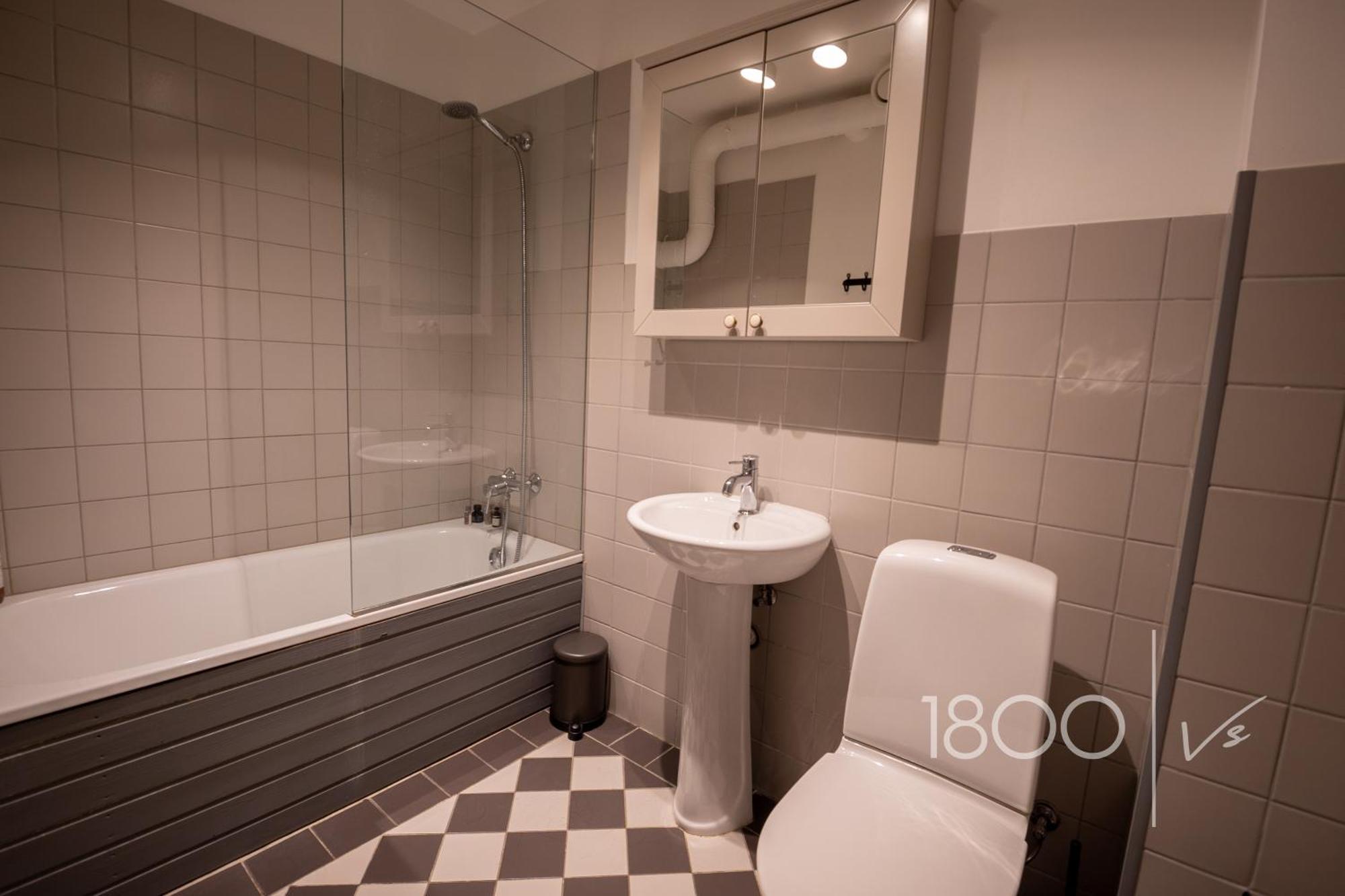 1800 By Vince Stay - Private Rooms In Town Hall Square Tartu Ngoại thất bức ảnh
